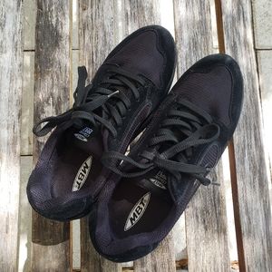 WOMEN'S MBT 1997 BLACK SHOE.